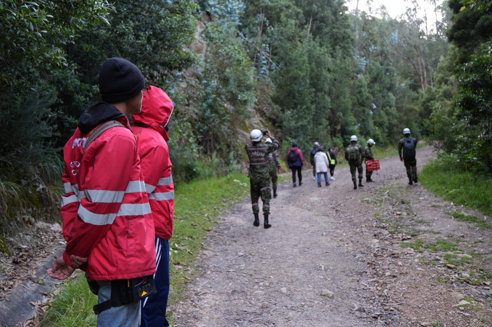Bogotá refuerza la seguridad en la Quebrada La Vieja con el apoyo de Gestores de Convivencia y brigadistas del Ejército Bogotá refuerza la seguridad en la Quebrada La Vieja con el apoyo de Gestores de Convivencia y brigadistas del Ejército