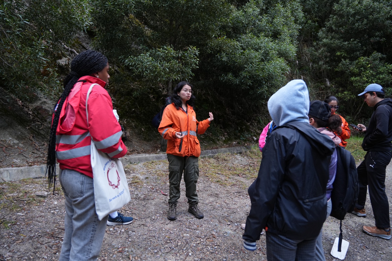 Bogotá refuerza la seguridad en la Quebrada La Vieja con el apoyo de Gestores de Convivencia y brigadistas del Ejército Bogotá refuerza la seguridad en la Quebrada La Vieja con el apoyo de Gestores de Convivencia y brigadistas del Ejército