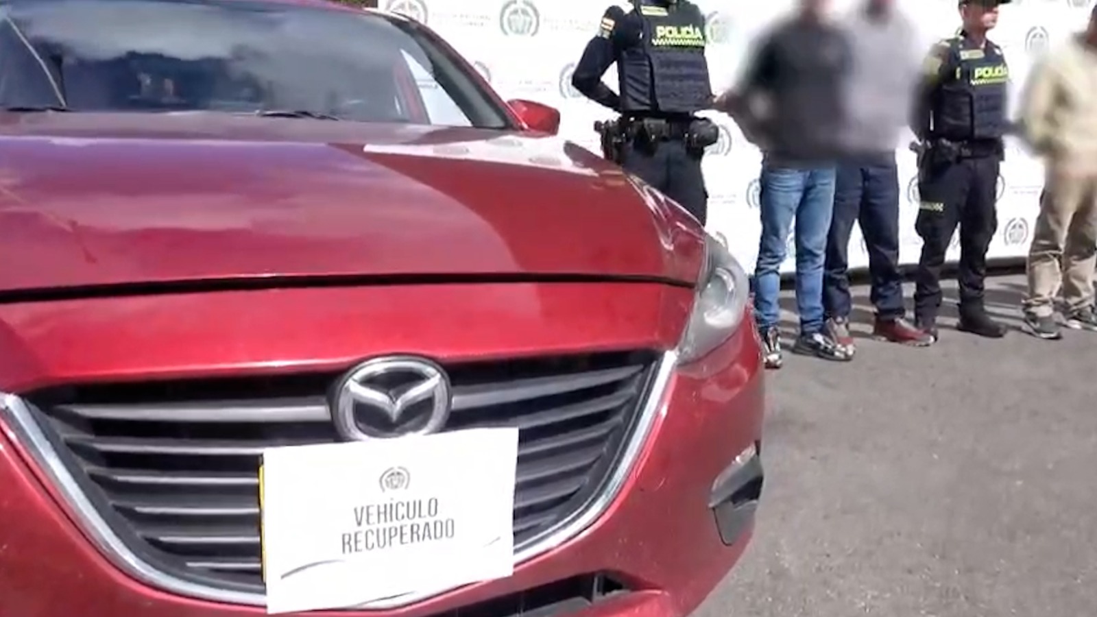 La Secretaría de Seguridad, a través del equipo de Asistencia Integral a la Denuncia (AIDE), analizó diferentes testimonios de víctimas de hurto de vehículos en Bogotá, e identificó patrones claros en la forma como actúan los delincuentes y las rutinas y percepciones que incrementan el riesgo sin que los ciudadanos lo noten. Todo este análisis detallado del comportamiento delictivo ha sido clave para reforzar el despliegue operativo en contra de estos criminales. El trabajo conjunto de la Secretaría de Seguridad, la Policía y la Fiscalía en la capital del país ha dejado resultados importantes: en lo corrido de 2025 el hurto a automotores se ha reducido 22 % frente al 2024. Así mismo, se han recuperado 1.020 vehículos, 1.322 motocicletas y se han capturado cerca de 500 personas por hurto de automotores. No obstante, más allá de fortalecer los operativos con equipos especiales en Bogotá, es clave que la ciudadanía conozca cuáles son los patrones que se repiten en el hurto de vehículos y adopte las recomen La Secretaría de Seguridad, a través del equipo de Asistencia Integral a la Denuncia (AIDE), analizó diferentes testimonios de víctimas de hurto de vehículos en Bogotá, e identificó patrones claros en la forma como actúan los delincuentes y las rutinas y percepciones que incrementan el riesgo sin que los ciudadanos lo noten. Todo este análisis detallado del comportamiento delictivo ha sido clave para reforzar el despliegue operativo en contra de estos criminales. El trabajo conjunto de la Secretaría de Seguridad, la Policía y la Fiscalía en la capital del país ha dejado resultados importantes: en lo corrido de 2025 el hurto a automotores se ha reducido 22 % frente al 2024. Así mismo, se han recuperado 1.020 vehículos, 1.322 motocicletas y se han capturado cerca de 500 personas por hurto de automotores. No obstante, más allá de fortalecer los operativos con equipos especiales en Bogotá, es clave que la ciudadanía conozca cuáles son los patrones que se repiten en el hurto de vehículos y adopte las recomendaciones de las autoridades. 1. Hurto por oportunidad: el vehículo queda estacionado y es retirado sin confrontación ¿Cómo actúan los delincuentes? Esperan a que la víctima deje el carro o la moto en vía pública. Manipulan chapas o sistemas básicos de seguridad. En varios casos cuentan con un vehículo de apoyo. Escogen sectores con iluminación deficiente, sin vigilancia y cercanos a corredores viales, lo que facilita el retiro rápido del vehículo. ¿Por qué ocurre? Exceso de confianza en la costumbre: “siempre lo dejo aquí”, “hay otros carros”, “es frente a mi casa”. Percepción de que otros actores reducen el riesgo (otros vehículos, tránsito habitual, cercanía a avenidas). Ausencia de sistemas de protección. Algunos vecinos ven manipulaciones sospechosas y no reportan. Recomendaciones No dejar vehículos en calles sin iluminación o con poca actividad, aunque “siempre lo haya hecho”. Usar candados adicionales, alarmas, GPS y bloqueos electrónicos. No entregar información ni publicar detalles del