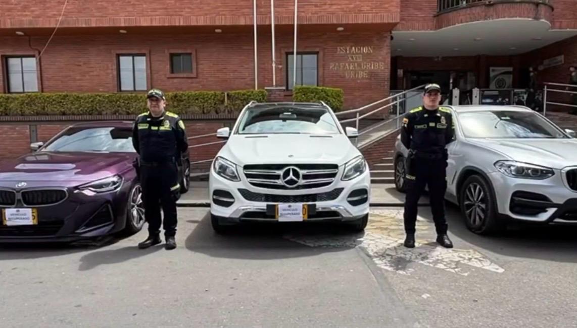 Fueron recuperados 4 vehículos de alta gama que habían sido hurtados de un taller en Barrios Unidos. Carros recuperados junto a dos policías