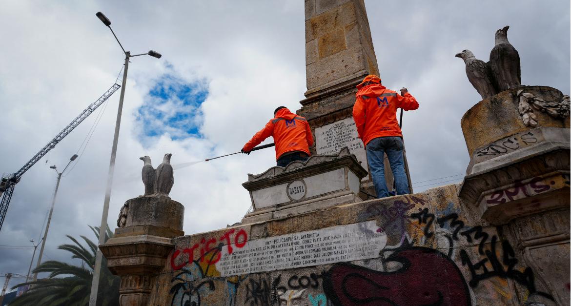 Hombres limpiando espacio público