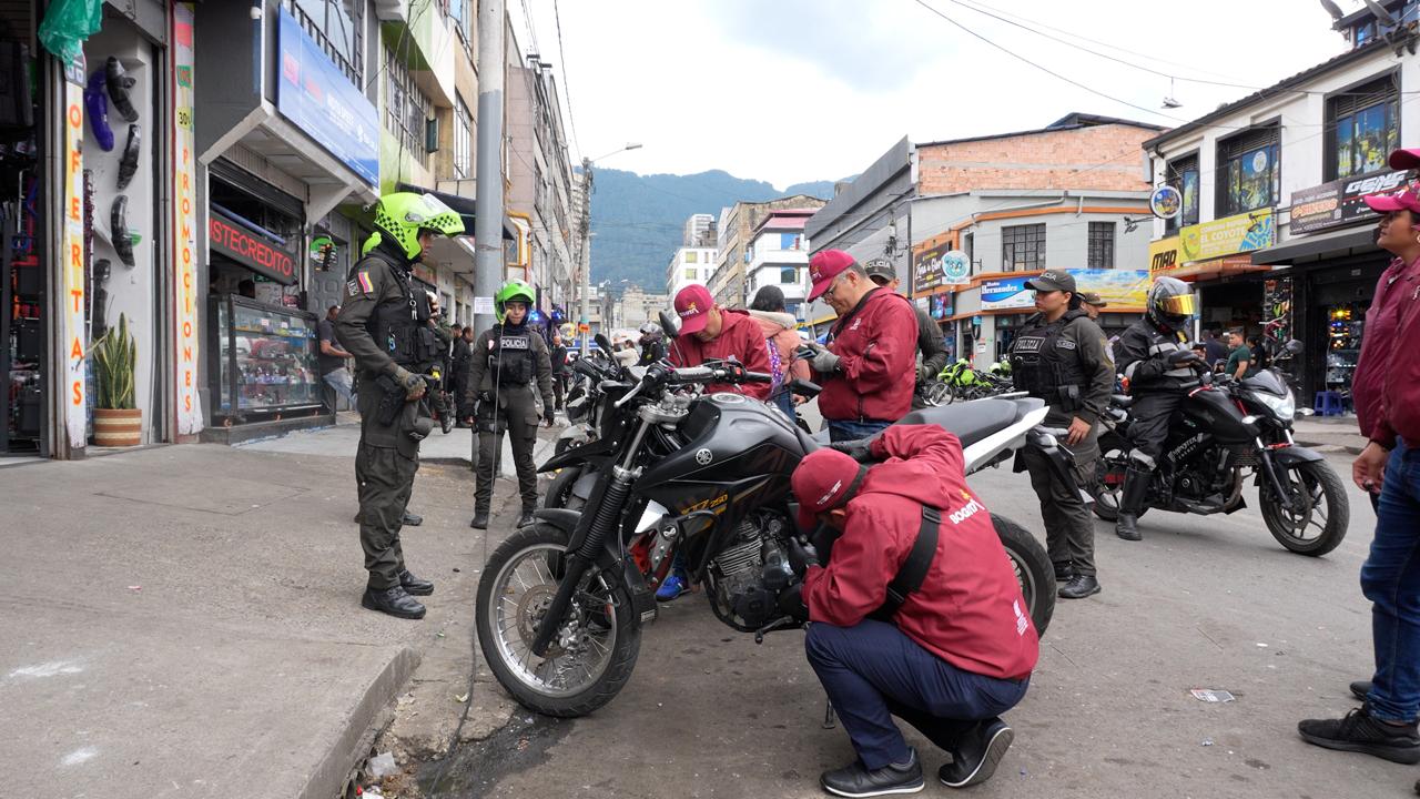 Hombres y mujeres transitando por la calle