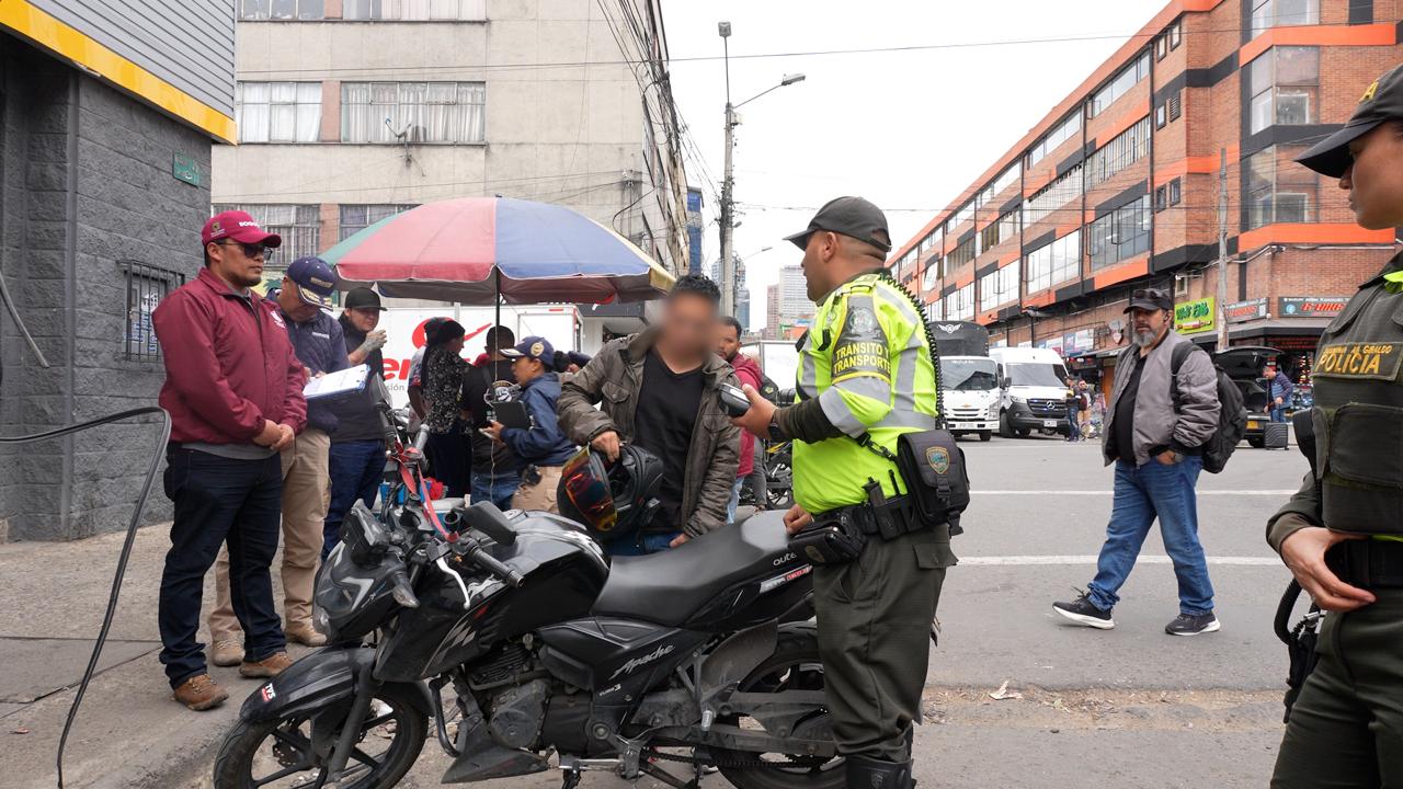 Hombres en la calle con policía