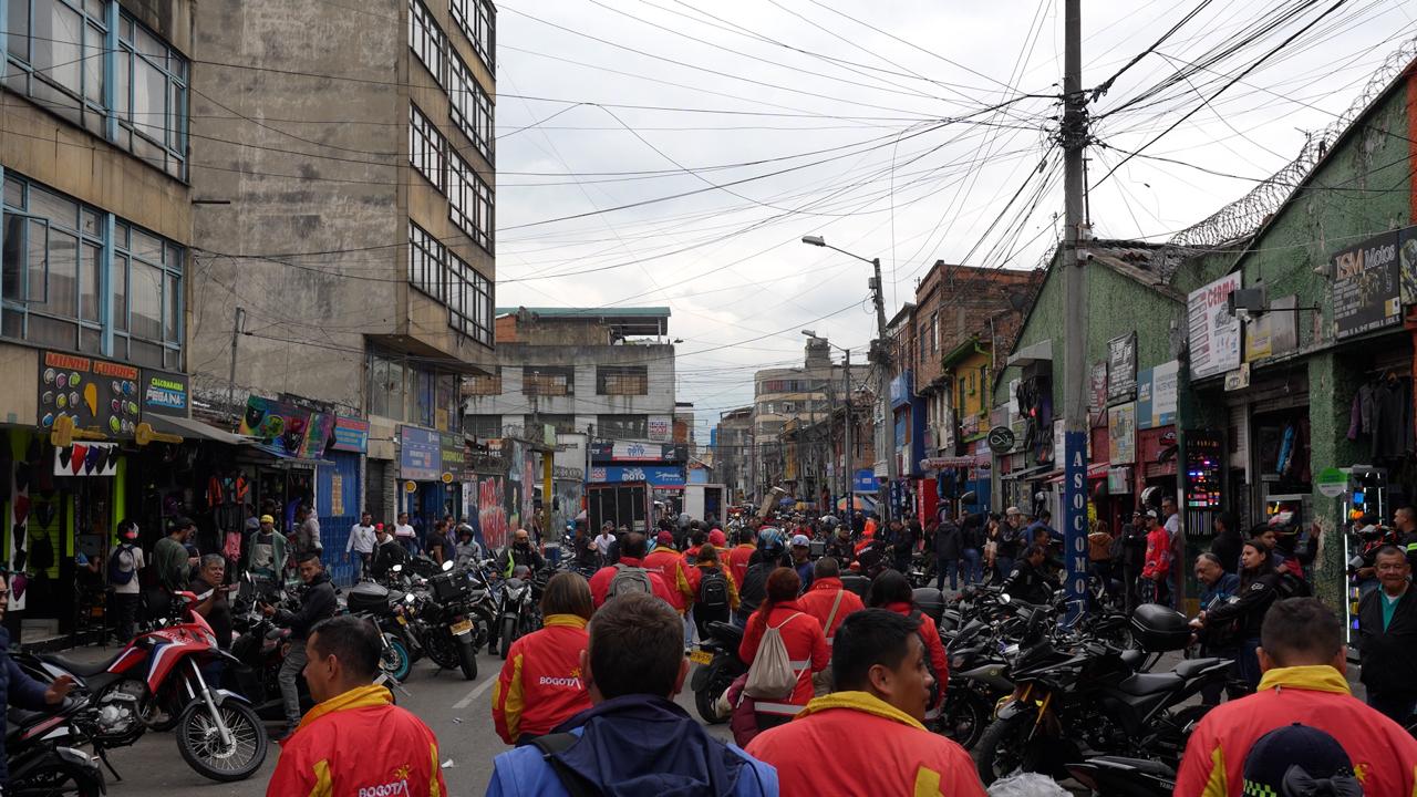 Muchos hombres y mujeres en la calle
