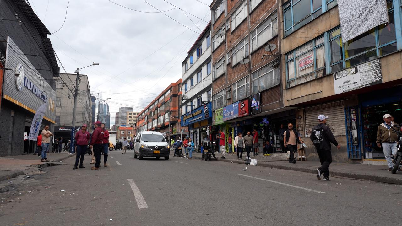 Hombres y mujeres caminando por una calle