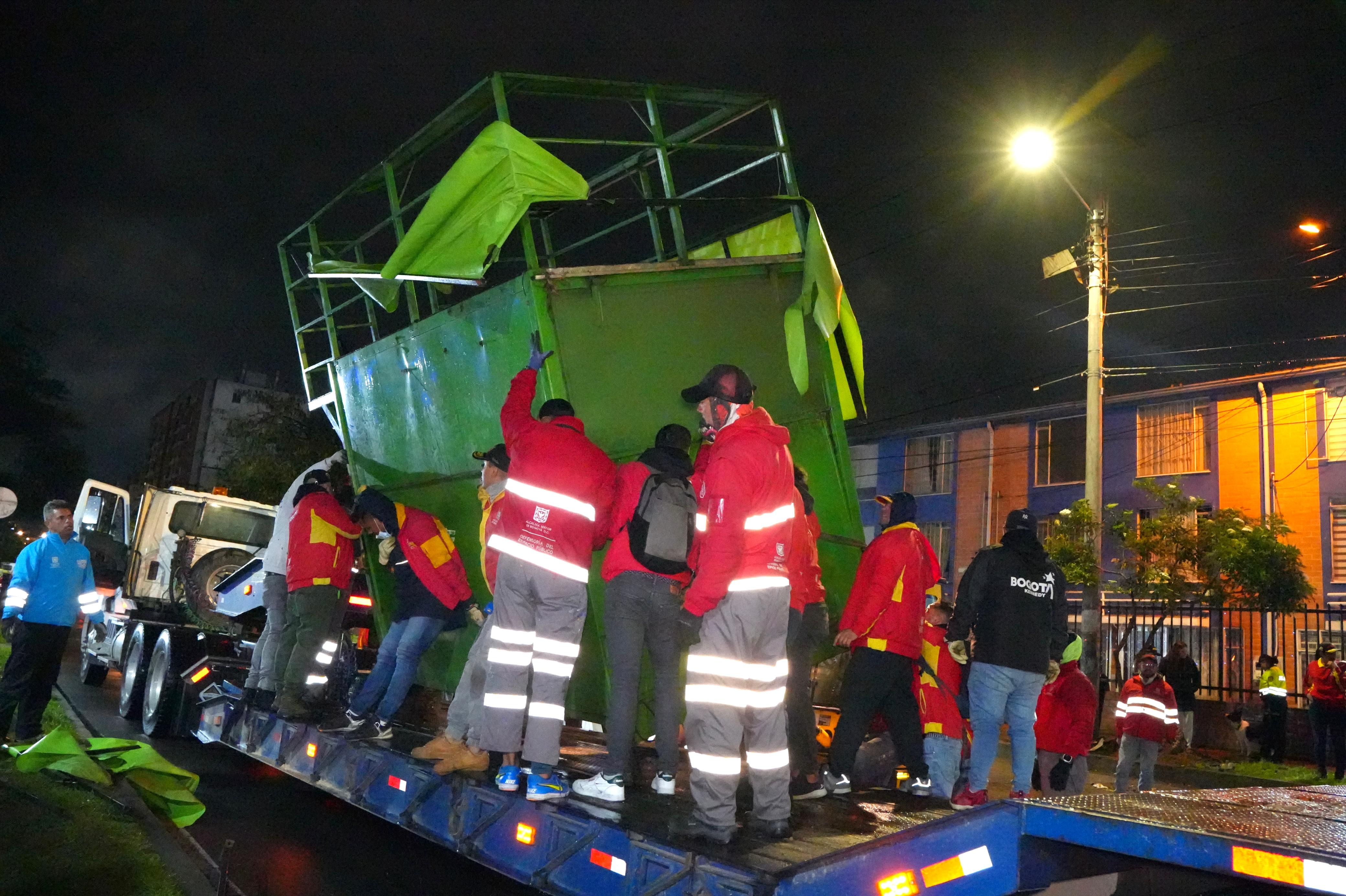 Recuperadas dos cuadras completas al retirar remolques de ventas de comida que invadían el espacio público en Tabakú, Kennedy Recuperadas dos cuadras completas al retirar remolques de ventas de comida que invadían el espacio público en Tabakú, Kennedy