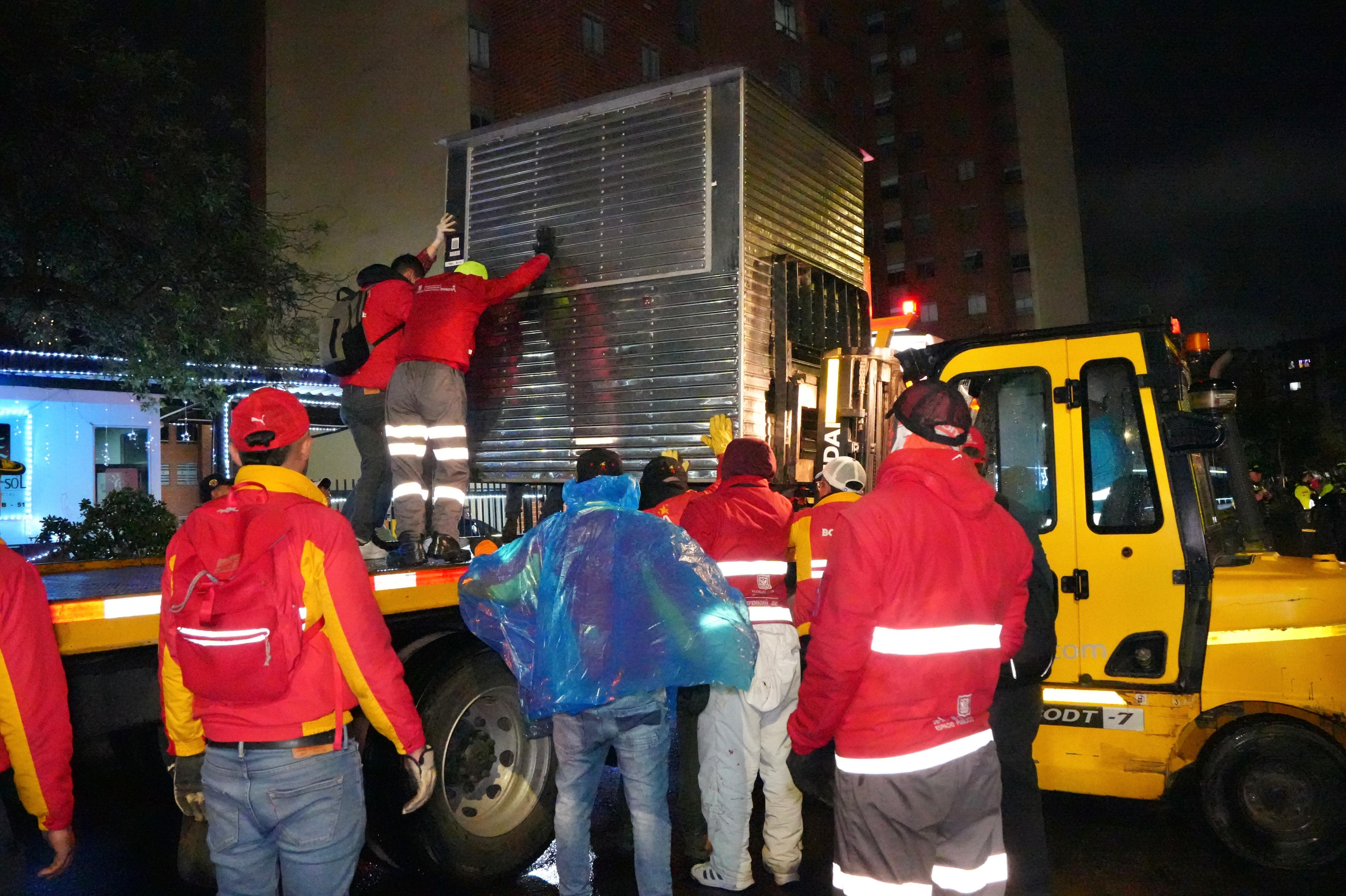 Recuperadas dos cuadras completas al retirar remolques de ventas de comida que invadían el espacio público en Tabakú, Kennedy Recuperadas dos cuadras completas al retirar remolques de ventas de comida que invadían el espacio público en Tabakú, Kennedy
