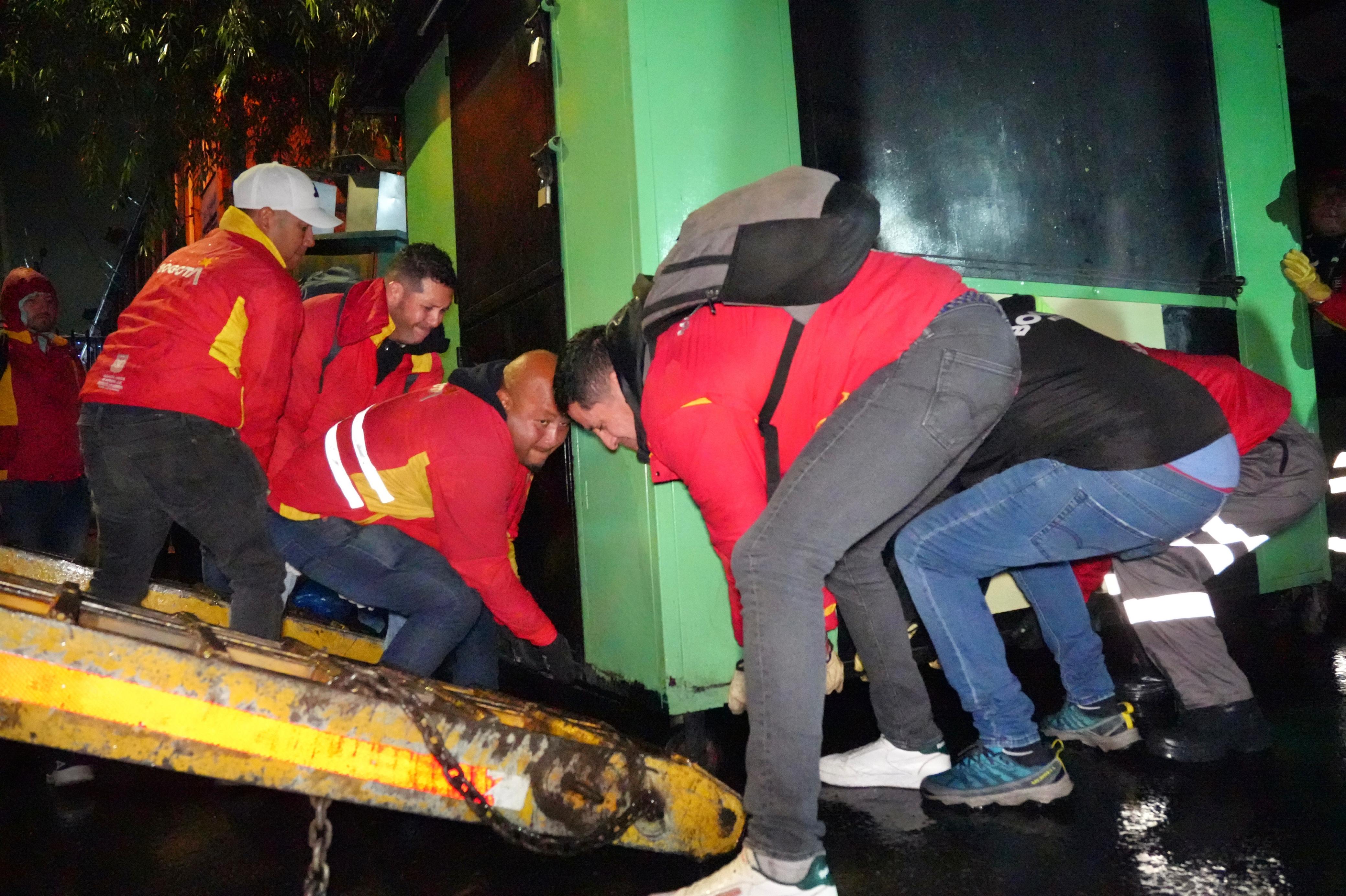 Recuperadas dos cuadras completas al retirar remolques de ventas de comida que invadían el espacio público en Tabakú, Kennedy Recuperadas dos cuadras completas al retirar remolques de ventas de comida que invadían el espacio público en Tabakú, Kennedy