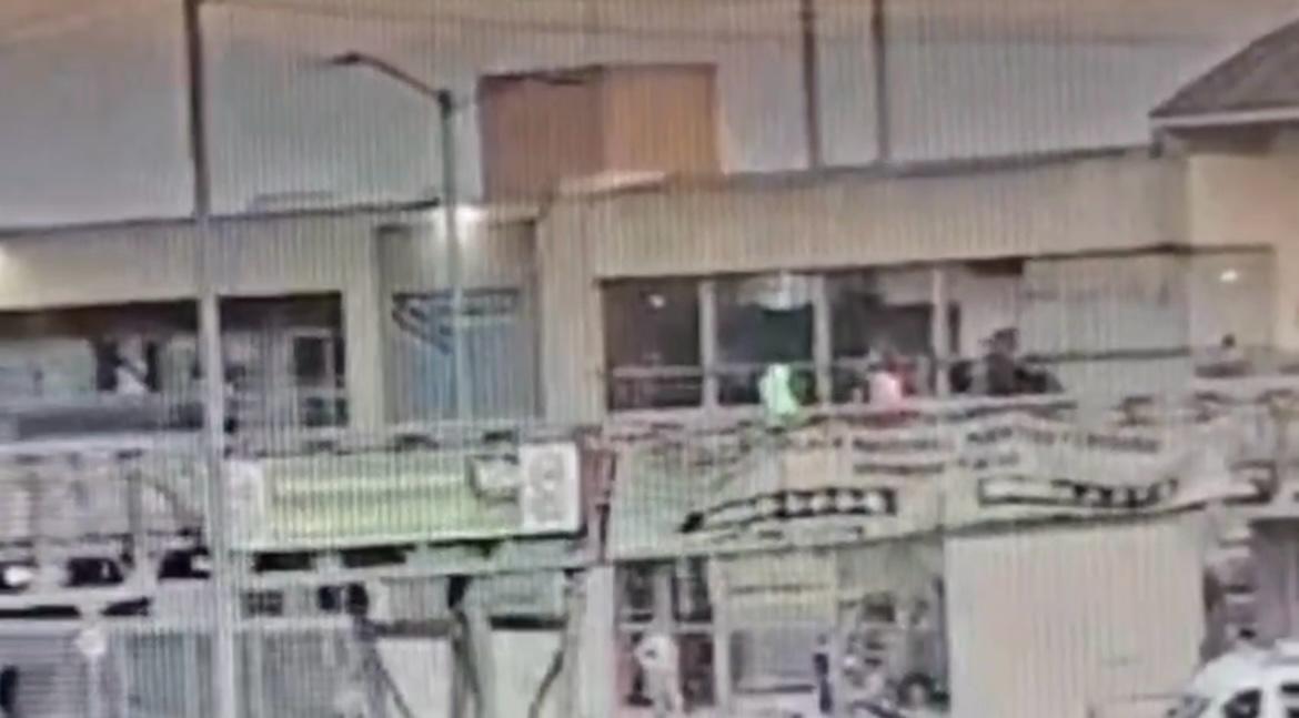 Policía evitó que una mujer se lanzara de un puente peatonal en la Autopista Sur para quitarse la vida Policía evitó que una mujer se lanzara de un puente peatonal en la Autopista Sur para quitarse la vida