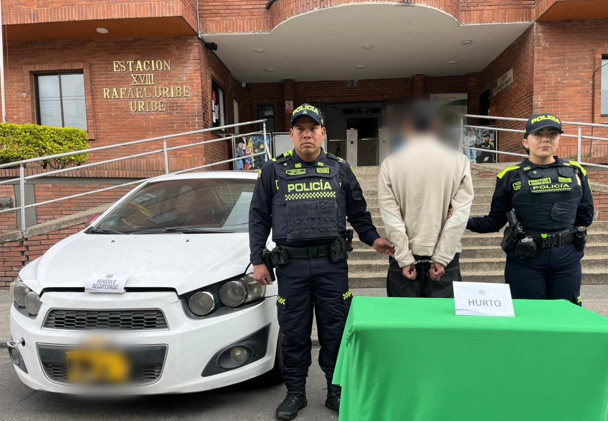 Hombre capturado junto a dos policías y un carro