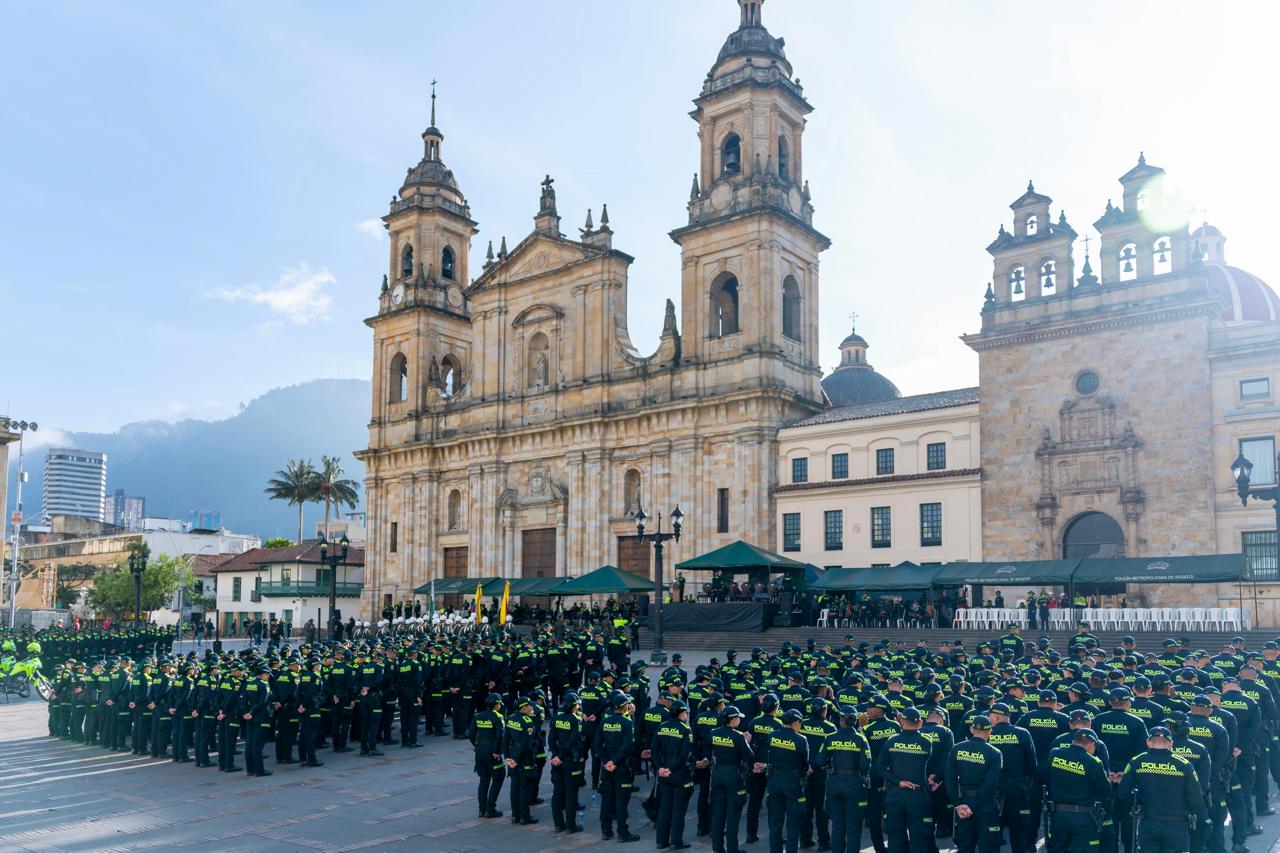 Bogotá fortalece su seguridad con la llegada de 1.004 nuevos policías, 327 motocicletas y 11 patrullas Bogotá fortalece su seguridad con la llegada de 1.004 nuevos policías, 327 motocicletas y 11 patrullas