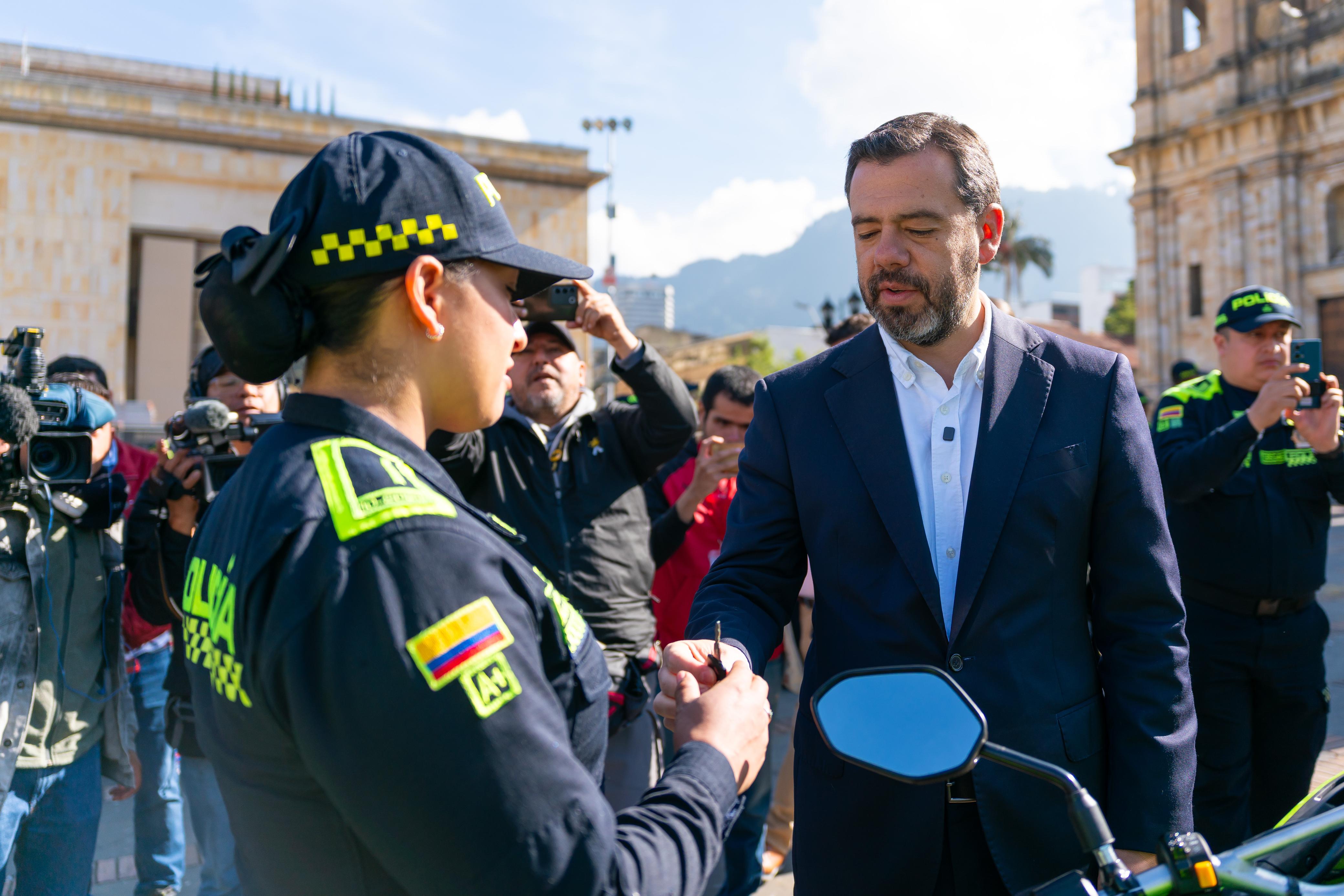 Bogotá fortalece su seguridad con la llegada de 1.004 nuevos policías, 327 motocicletas y 11 patrullas Bogotá fortalece su seguridad con la llegada de 1.004 nuevos policías, 327 motocicletas y 11 patrullas