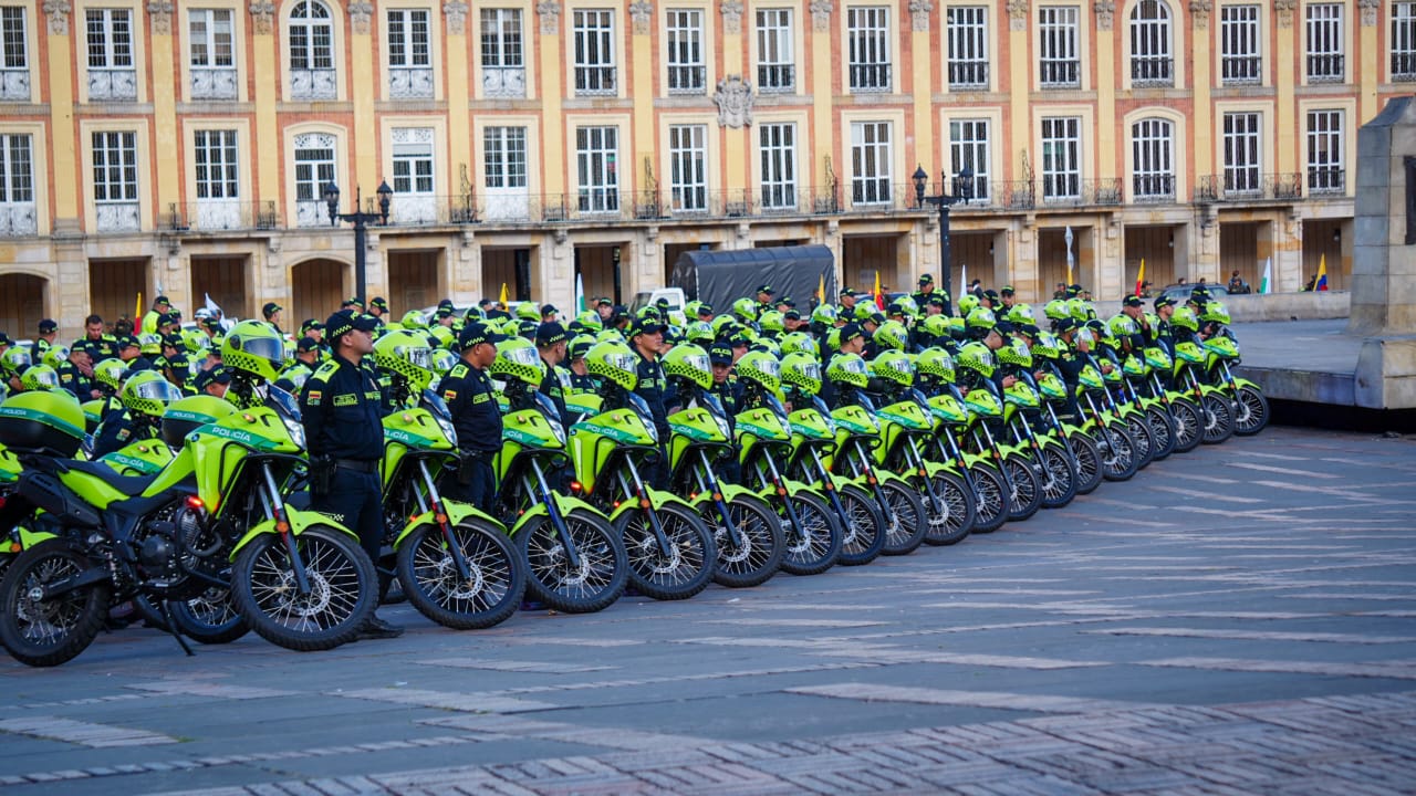 Bogotá fortalece su seguridad con la llegada de 1.004 nuevos policías, 327 motocicletas y 11 patrullas Bogotá fortalece su seguridad con la llegada de 1.004 nuevos policías, 327 motocicletas y 11 patrullas