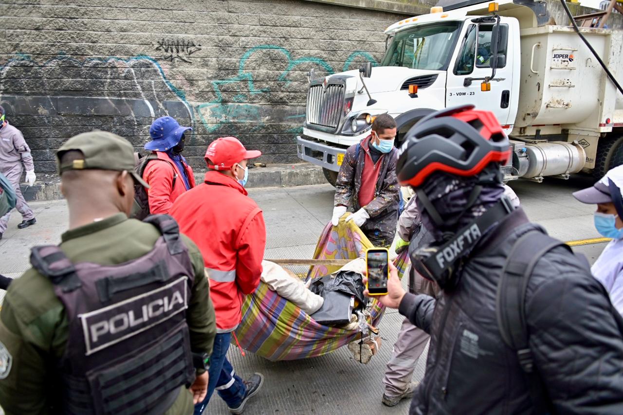 Intervención al espacio público en Tercer Milenio y puente de Bicentenario dejó varios cambuches desmontados y seis toneladas de residuos retiradas Varias personas recuperando el espacio público