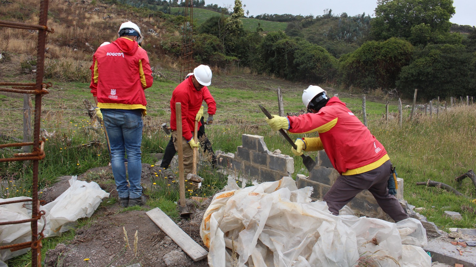 Golpe a tierreros en Usme: desmontan red de postes usada para vender lotes en zona protegida Tres hombre derribando un muro