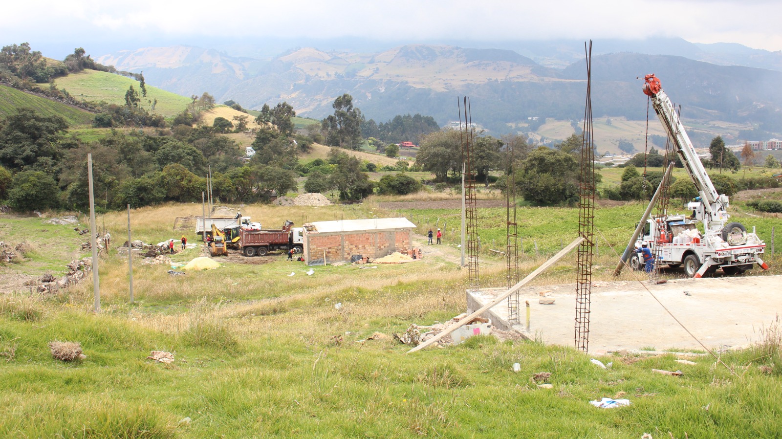 https://scj.gov.co/prensa/noticias/golpe-tierreros-en-usme-desmontan-red-de-postes-usada-para-vender-lotes-en-zona Terreno con cimientos y una grua