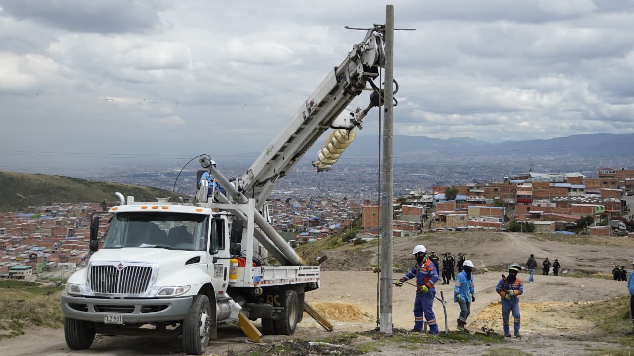 Golpe a 'tierreros' en Ciudad Bolívar: desmontada red eléctrica ilegal instalada en la vereda Quiba Baja Golpe a 'tierreros' en Ciudad Bolívar: desmontada red eléctrica ilegal instalada en la vereda Quiba Baja