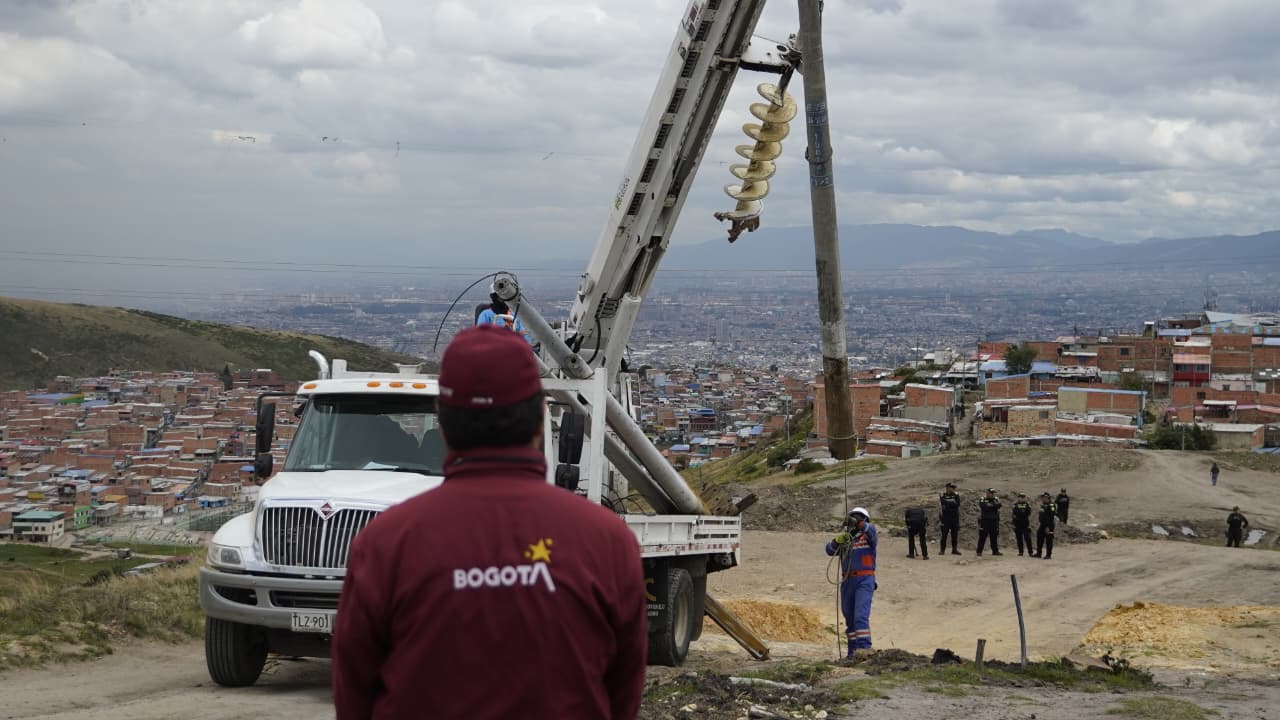 Golpe a 'tierreros' en Ciudad Bolívar: desmontada red eléctrica ilegal instalada en la vereda Quiba Baja Golpe a 'tierreros' en Ciudad Bolívar: desmontada red eléctrica ilegal instalada en la vereda Quiba Baja