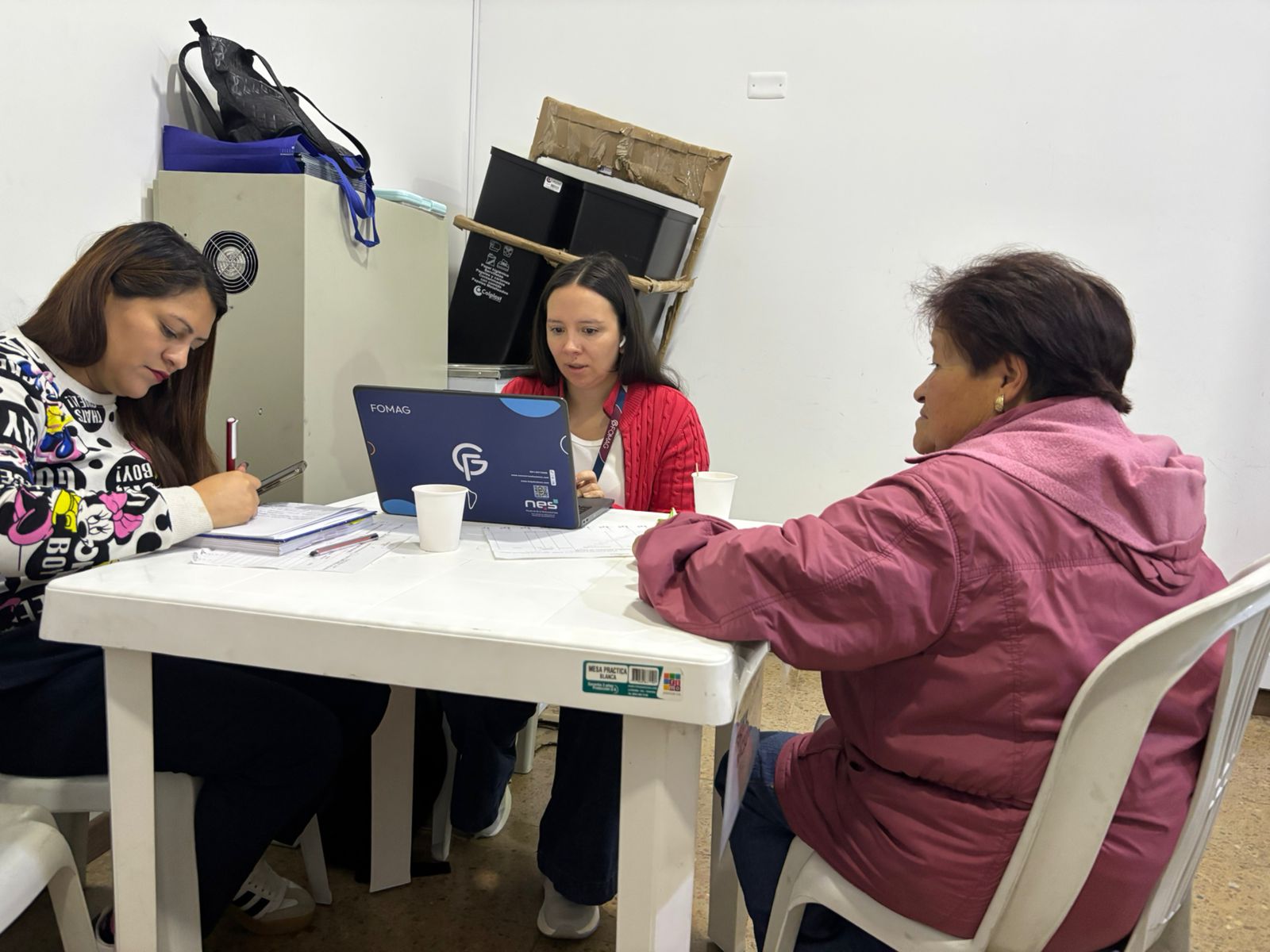 En Suba más de 500 ciudadanos recibieron ayuda con trámites legales para acceder a la salud Tres mujeres sentadas siendo atendidas