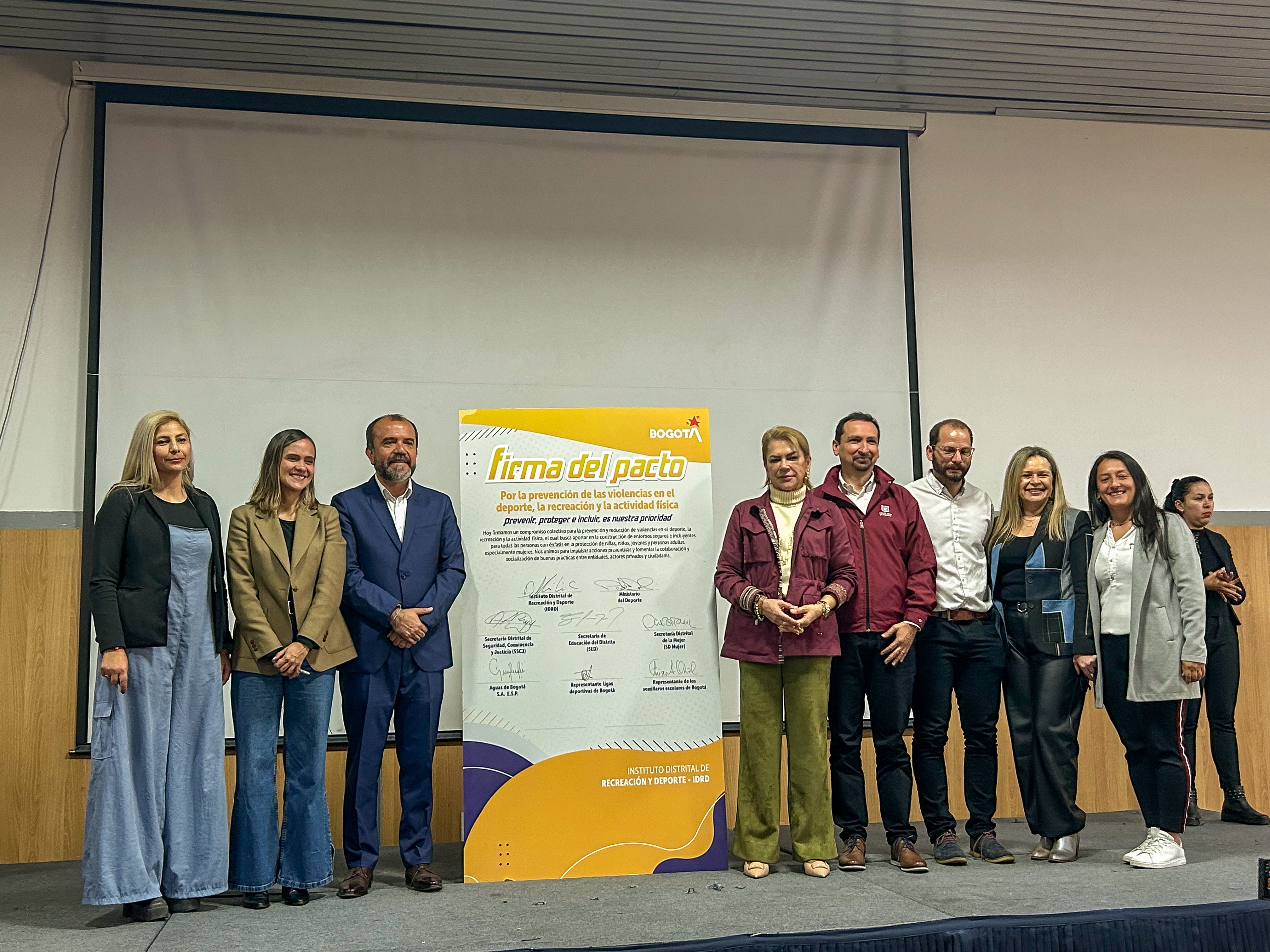 Distrito y Gobierno nacional firman pacto para prevenir violencia contra las mujeres en escenarios deportivos y parques de Bogotá Distrito y Gobierno nacional firman pacto para prevenir violencia contra las mujeres en escenarios deportivos y parques de Bogotá
