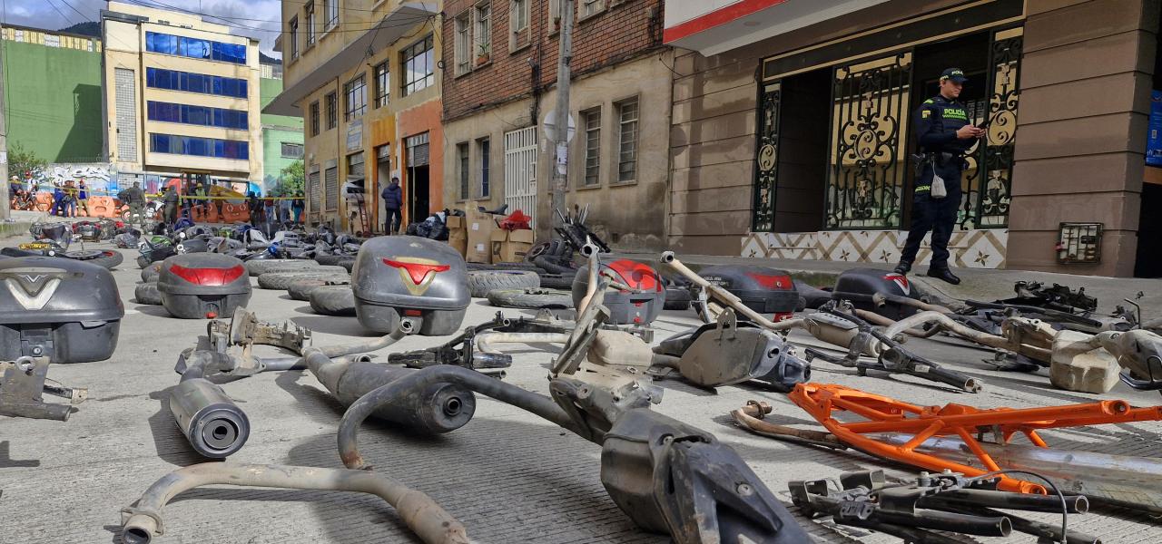 Las autoridades incautaron las autopartes. Autopartes incautadas