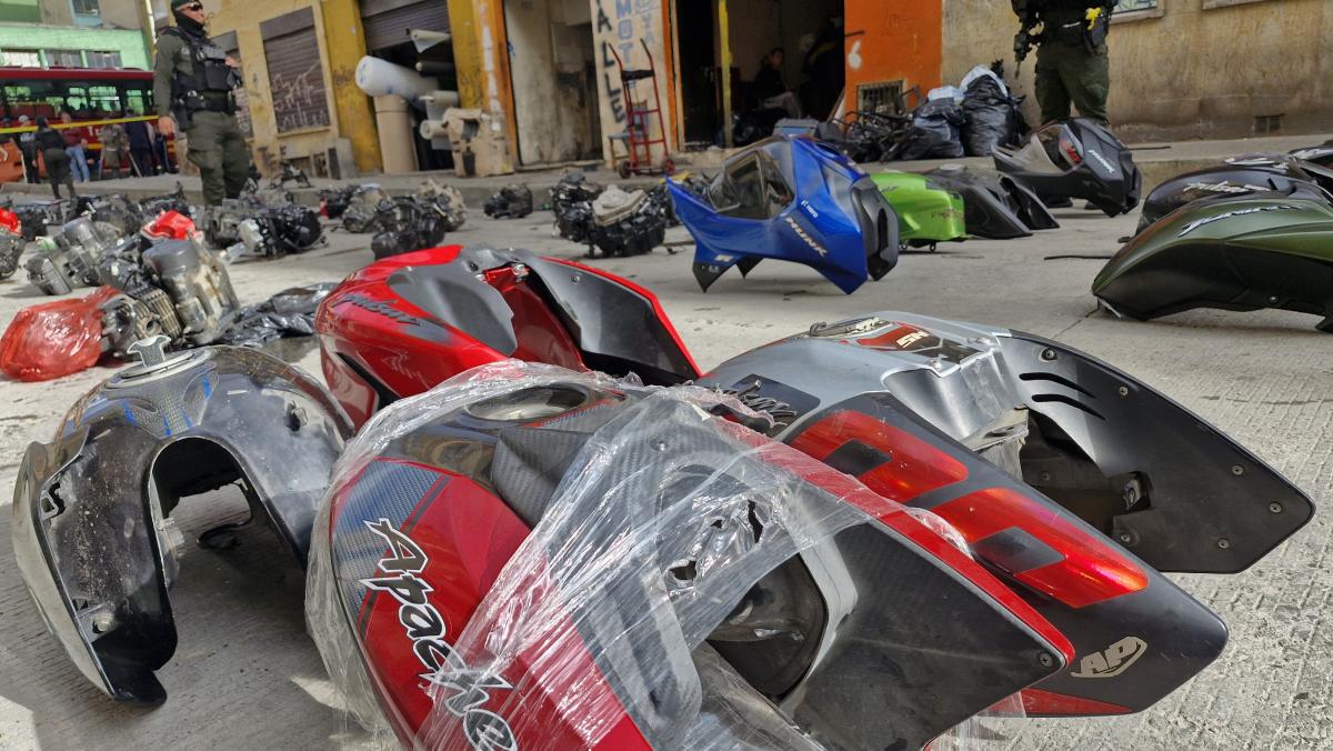 Habían autopartes de motocicletas. Las autopartes estaban en una bodega