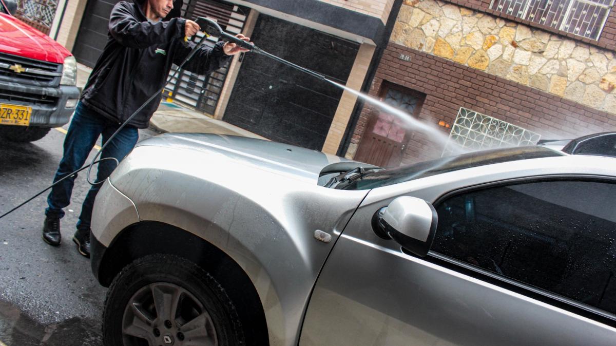 Persona que lave carro en la calle puede ser multado. Persona que lave carro en la calle puede ser multado.