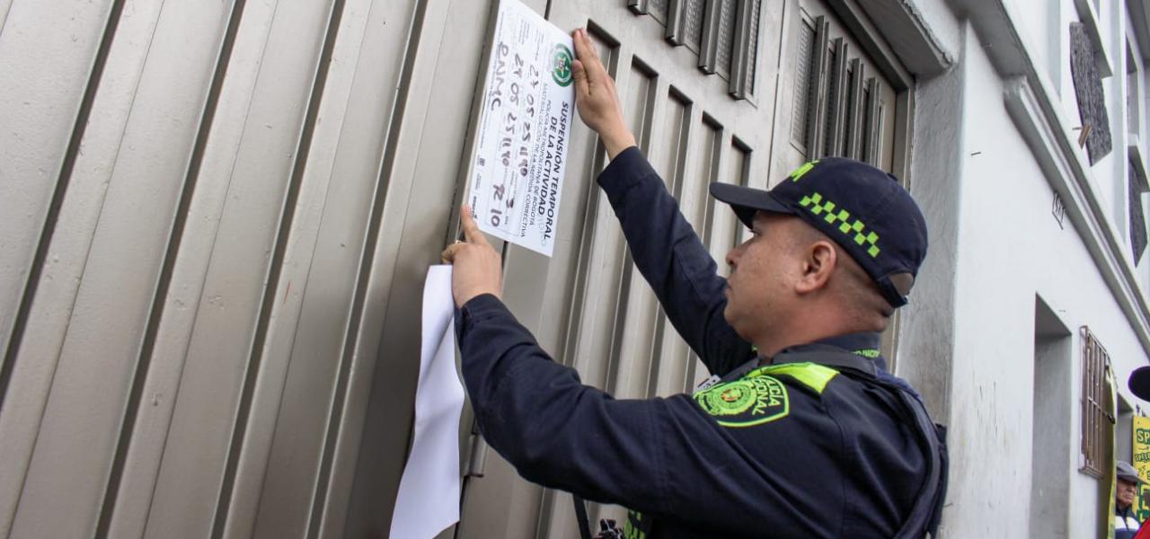 Policía sellando montallantas
