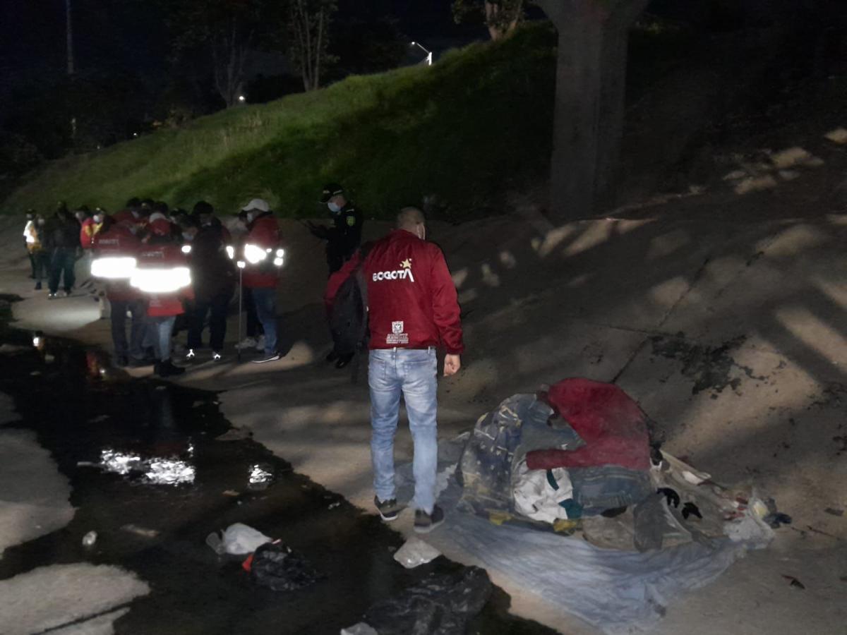 Funcionarios inspeccionando el canal Los Comuneros. Funcionarios inspeccionando el canal Los Comuneros.