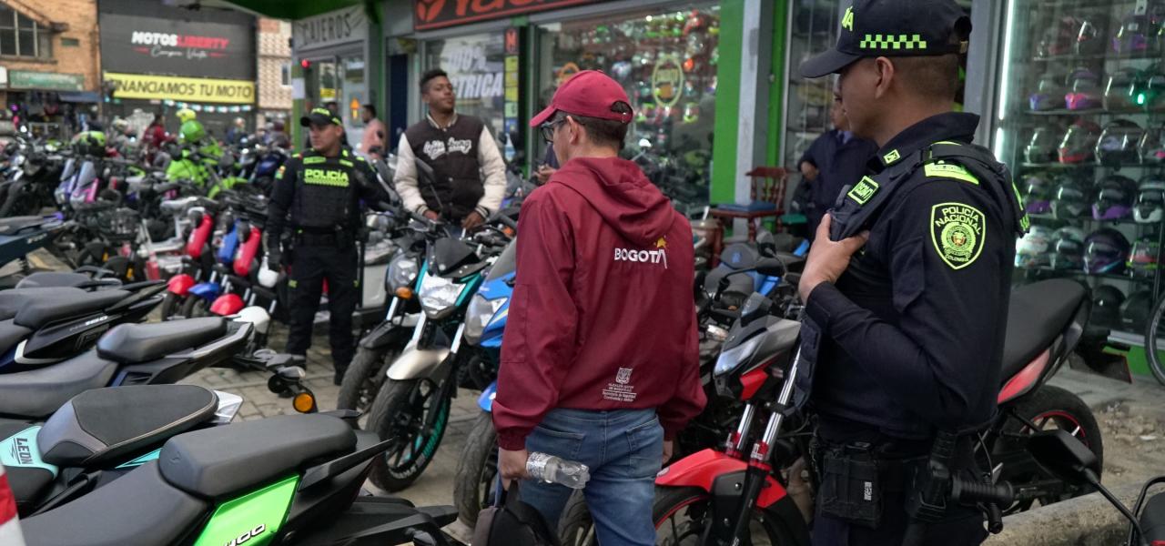 Autoridades verificando los sistemas de identificación de las motos. Autoridades verificando los sistemas de identificación de las motos.