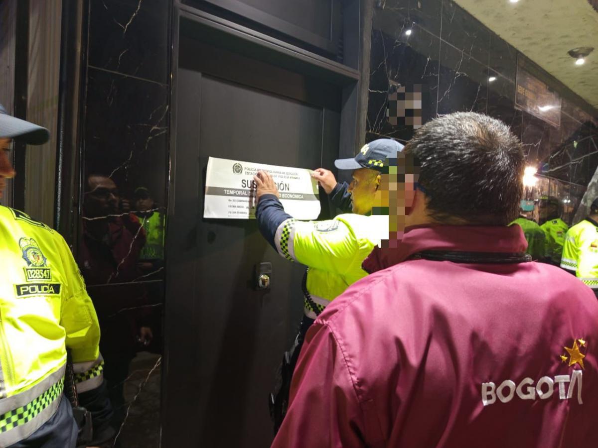 Autoridades sellando un establecimiento