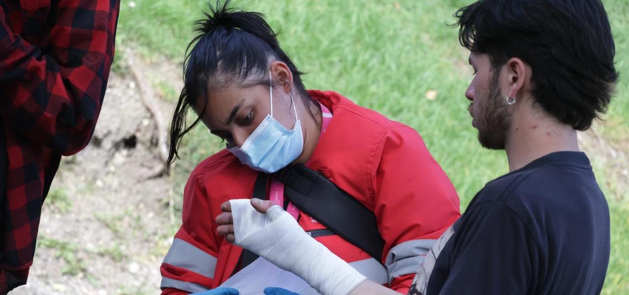 Una de las gestoras de convivencia atendiendo a un skater. Una de las gestoras de convivencia atendiendo a un skater.