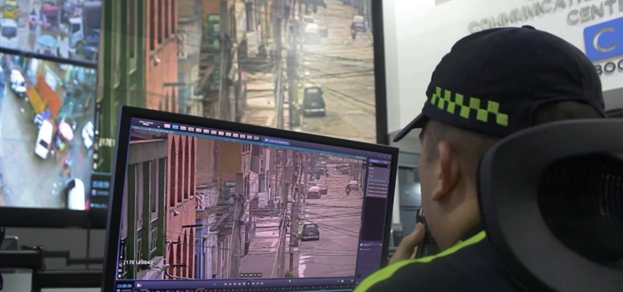 Policía observando una cámara de seguridad