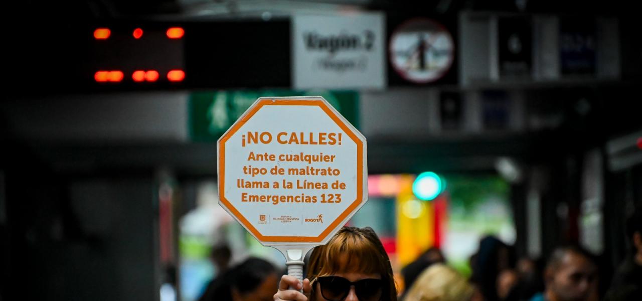 Pancarta mostrando la frase de no callar ante el acoso en Transmilenio. Pancarta mostrando la frase de no callar ante el acoso en Transmilenio.