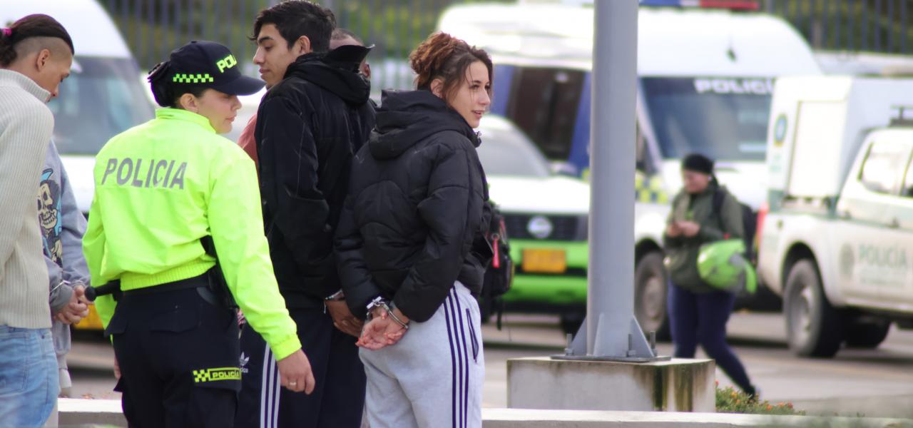Se dedicaban a la comercialización de estupefacientes en parques y zonas aledañas a instituciones educativas Capturados por la Policía