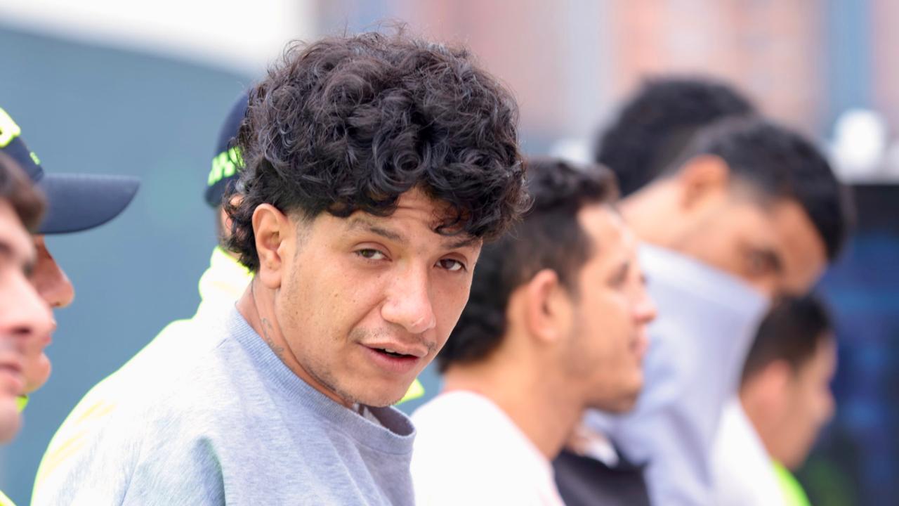 Un hombre capturado junto a dos policías 