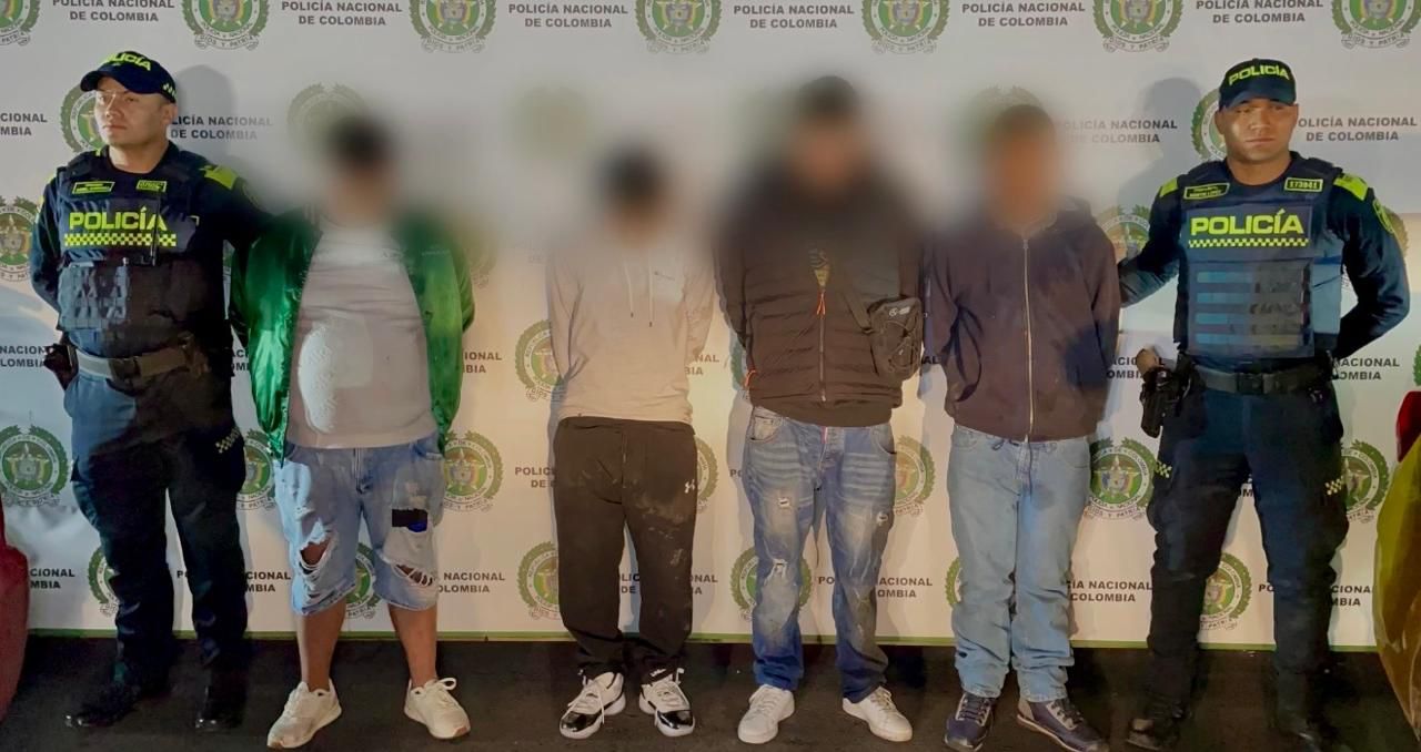Cuatro hombres capturados junto a dos policías