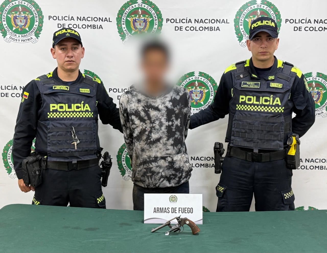 Un hombre capturado junto a dos policías 