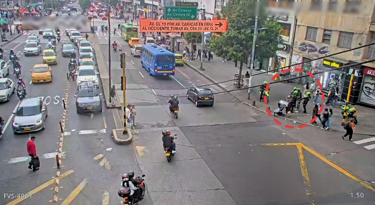 Una calle de la ciudad transitada por vehículos y policías a un costado