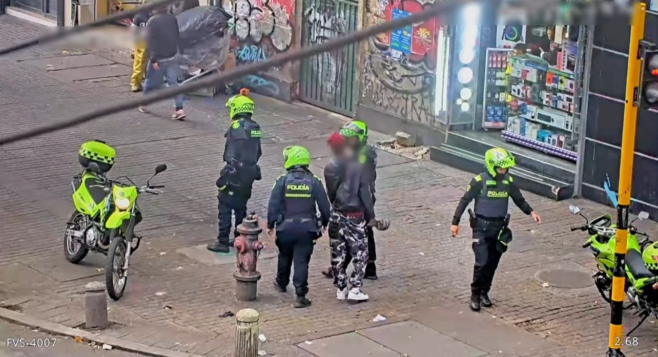 Varios policías capturando a un hombre