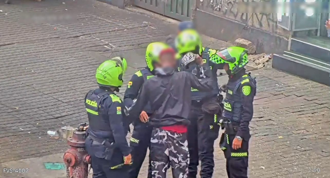 Varios policías capturando a un hombre