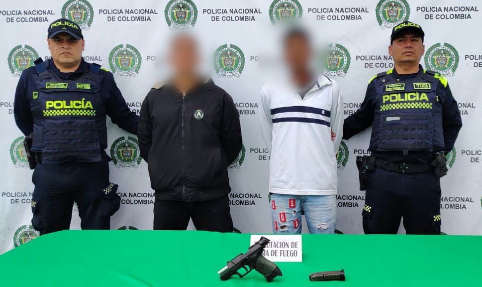 Dos hombres capturados junto a dos policías