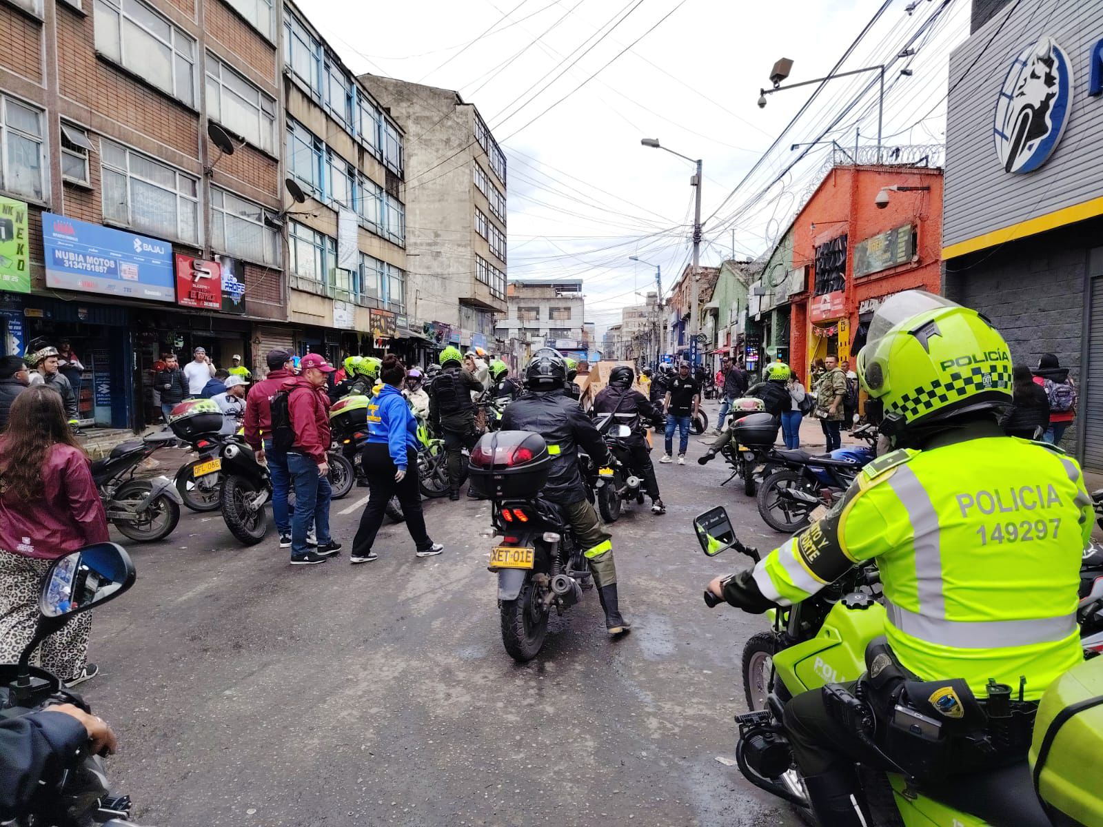 Varias personas y policía en la calle