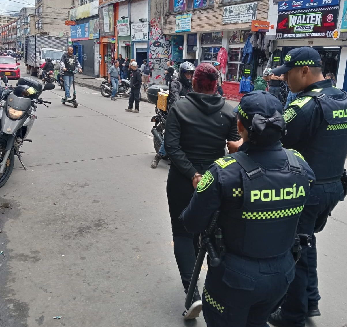mujer capturada junto a dos policías