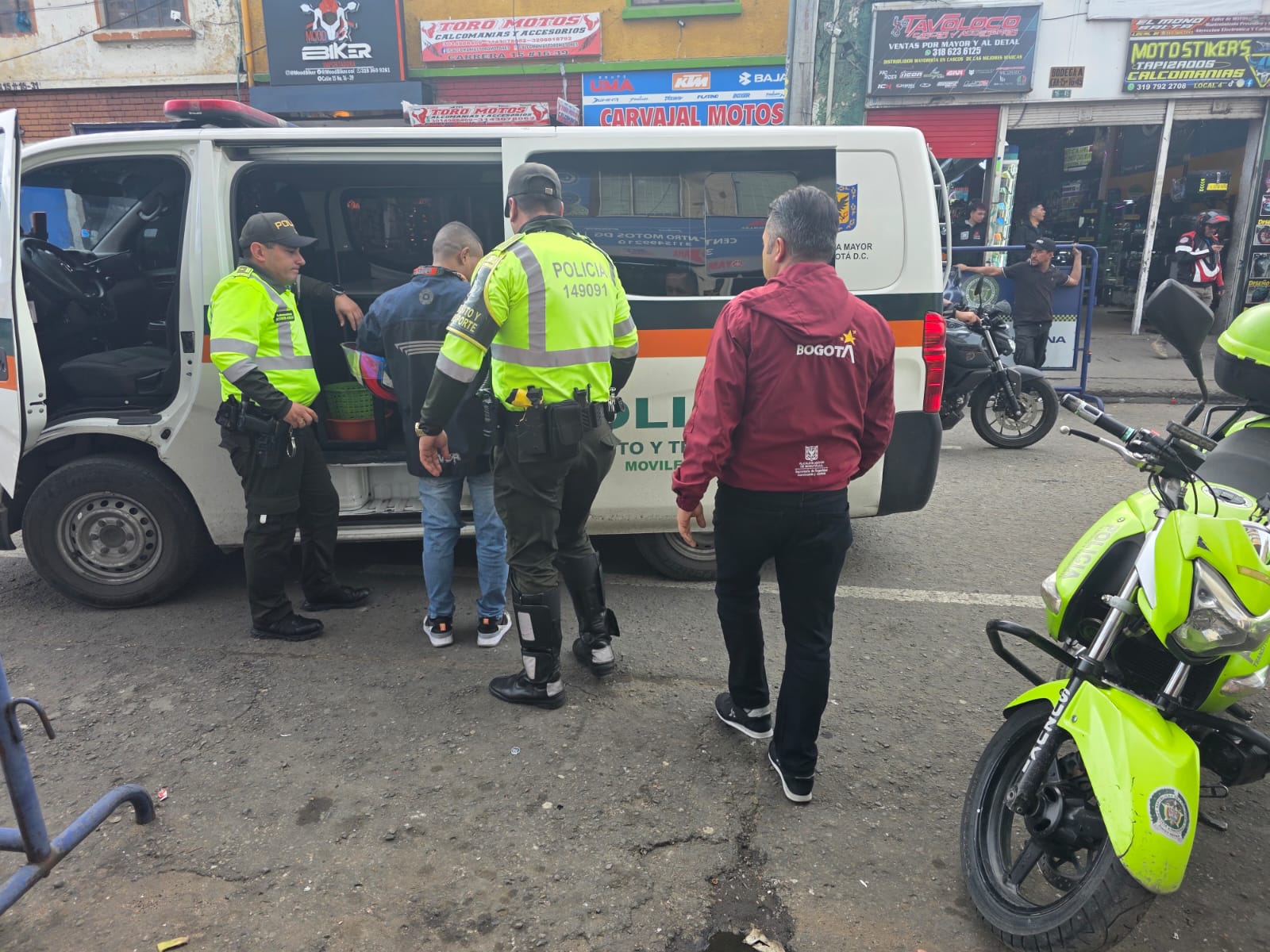 Un hombre capturado junto a dos policías 