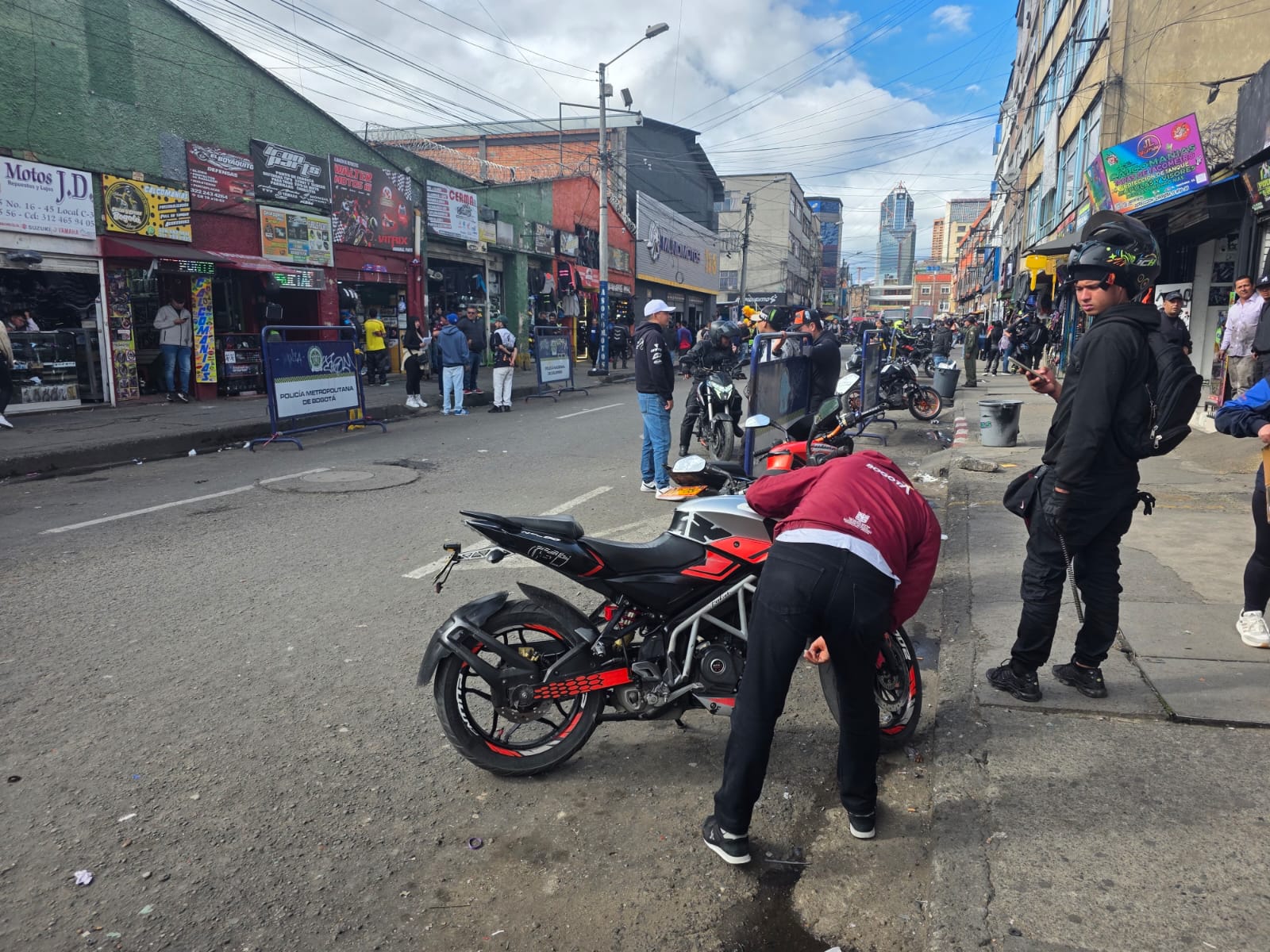 Varias personas en una calle