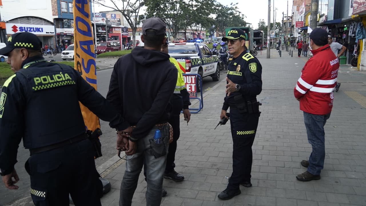 Dos capturados por agresión contra servidor público y 11 establecimientos sellados dejo megatoma en la Primero de Mayo Dos capturados por agresión contra servidor público y 11 establecimientos sellados dejo megatoma en la Primero de Mayo
