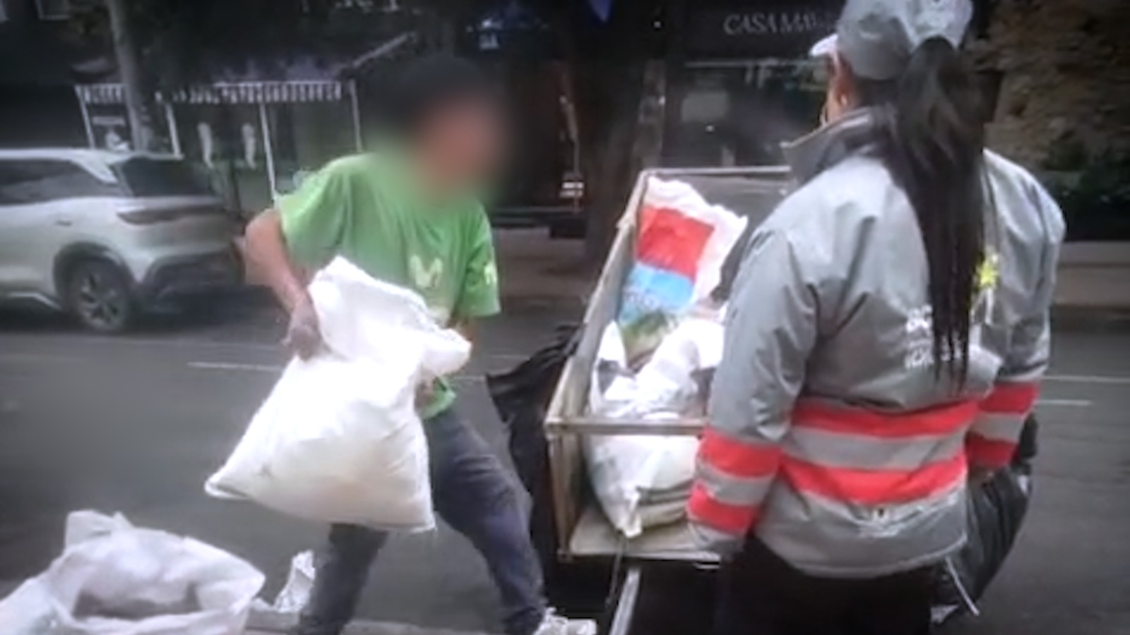 Gestor del Orden junto a un carretero