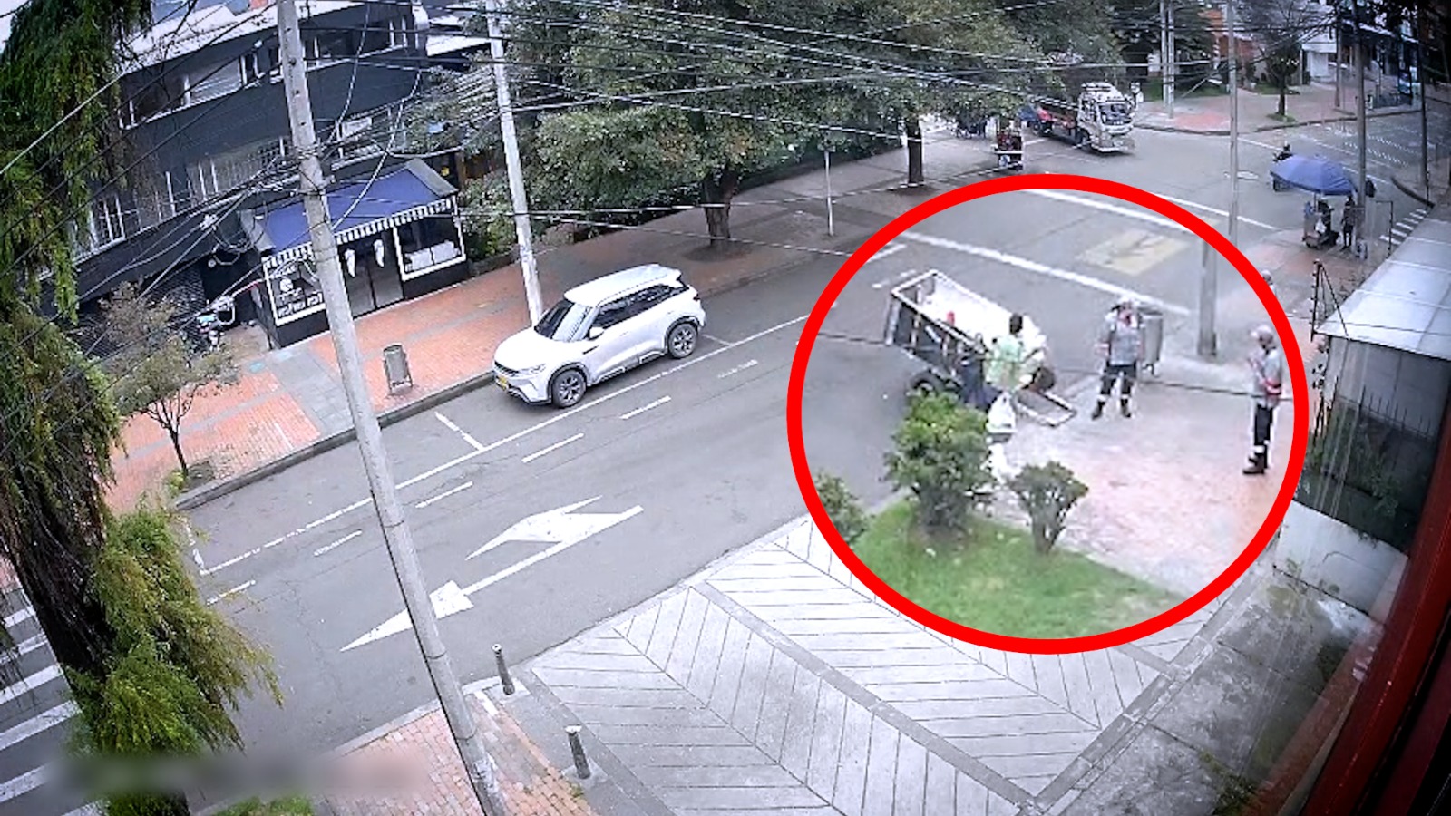 Gestores del Orden junto a un carretero en una calle