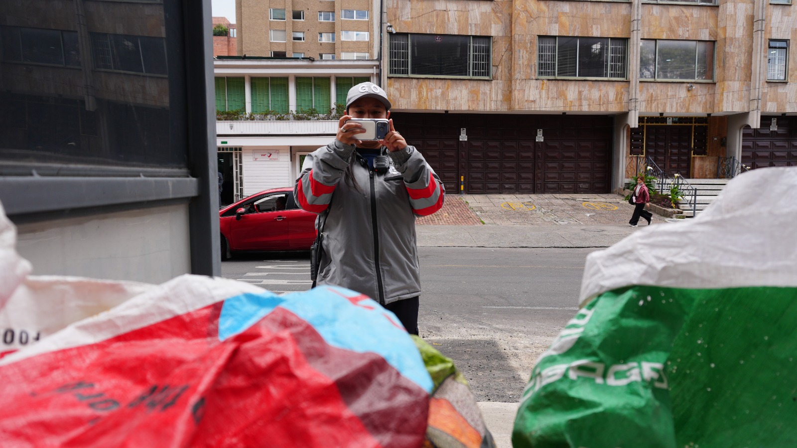 Gestor del Orden tomando una fotografía a escombros